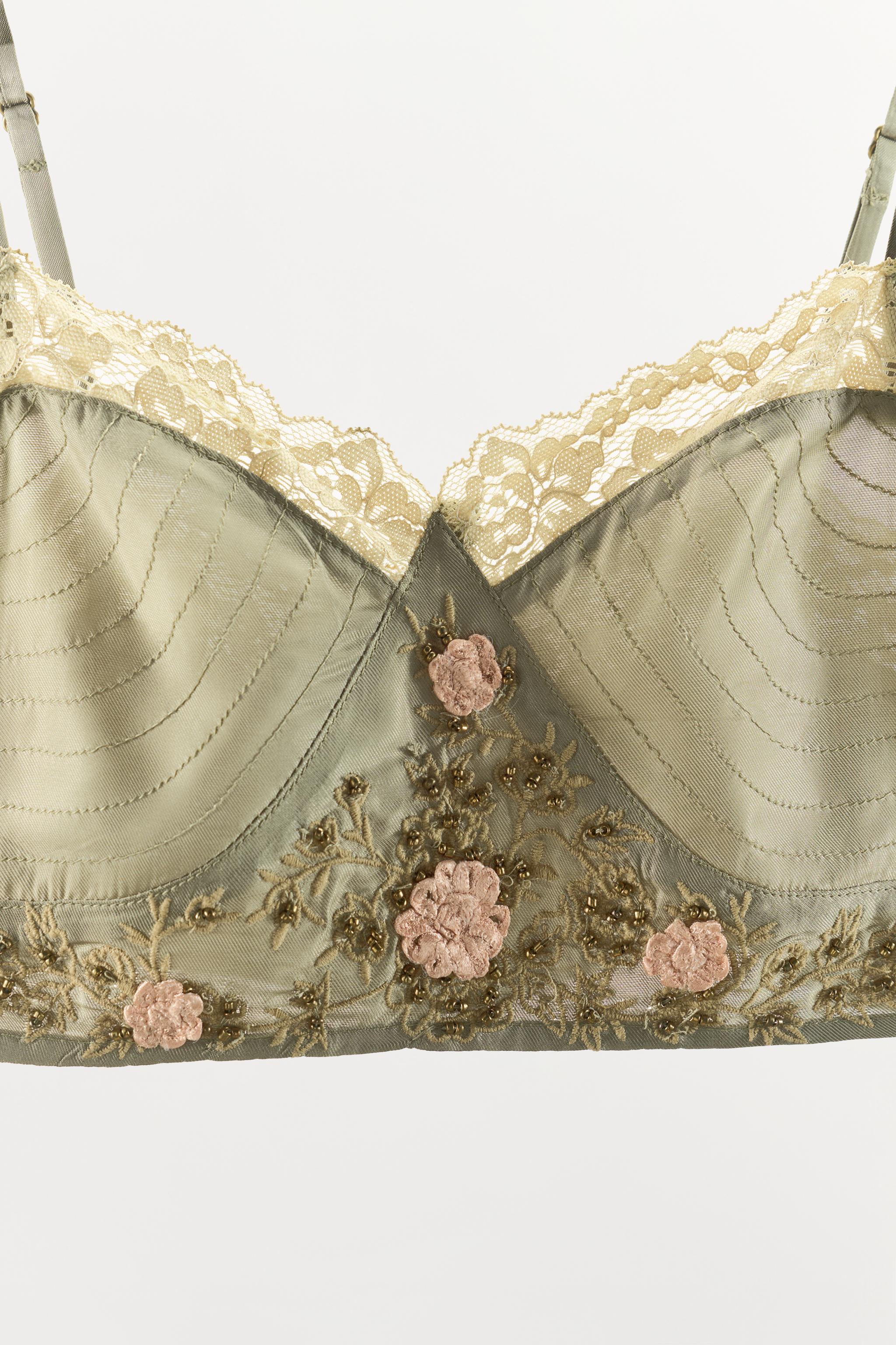 SOUTIEN-GORGE À FLEURS BRODÉES EN RELIEF